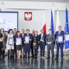 zdjęcie grupowe laureatów konkursu stron ainternetowa bez barier