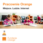 Pracownie Orange, miejsca, ludzie internet. Dzieci przeglądające książki na tle komputerów.